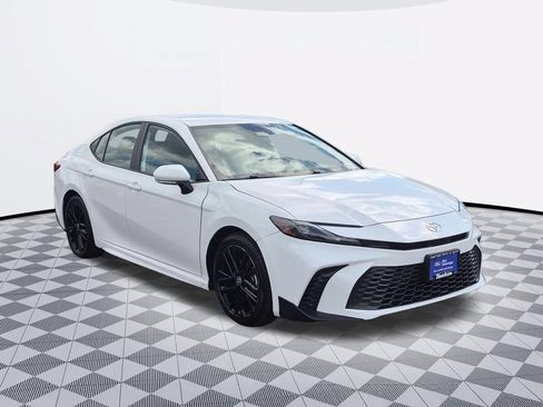 Used 2025 Toyota Camry SE FWD image 8