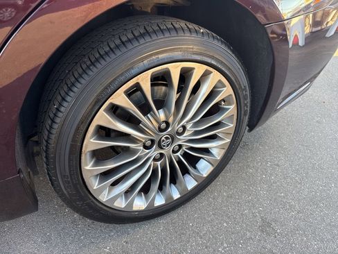 Used 2017 Toyota Avalon Limited image 4