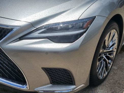 Used 2022 Lexus LS 500 w/ Accessory Package (Z2) RWD image 9