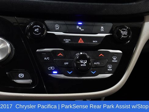 Used 2017 Chrysler Pacifica Touring-L FWD image 22