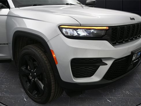 Used 2025 Jeep Grand Cherokee Altitude AWD/4WD image 15