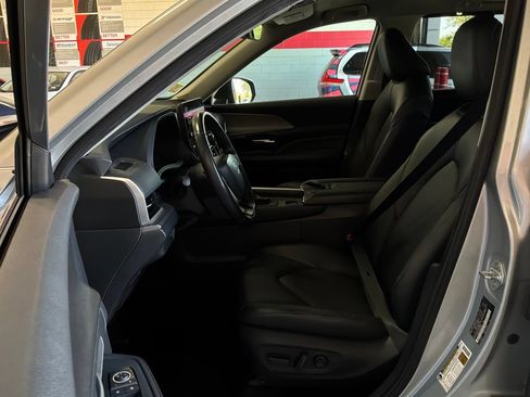 Used 2024 Toyota Grand Highlander AWD image 11