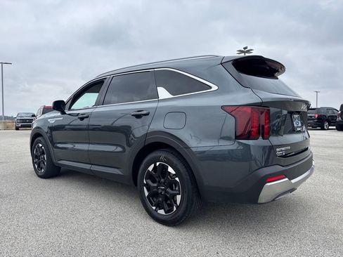 Used 2025 Kia Sorento S image 3