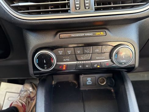 Used 2022 Ford Escape SE w/ SE Sport Appearance Package image 15