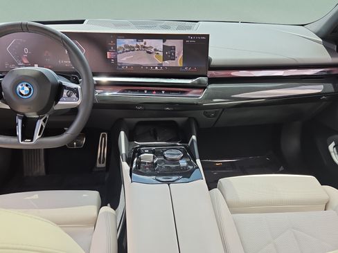 Used 2025 BMW 550e xDrive w/ Premium Package AWD/4WD image 13