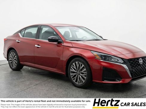 Used 2025 Nissan Altima 2.5 SV image 1