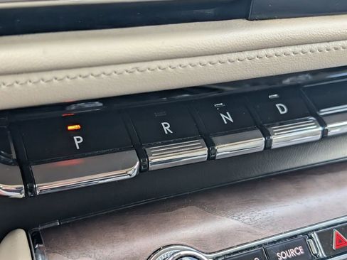 Used 2020 Lincoln Aviator Reserve w/ Equipment Group 201A RWD image 21