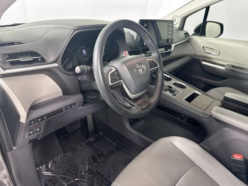 Used 2022 Toyota Sienna XLE w/ XLE Plus Package FWD image 9