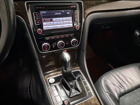 Used 2015 Volkswagen Passat 1.8T SEL Premium image 13