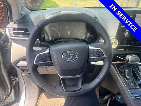 Used 2024 Toyota Sienna XLE w/ XLE Plus Package AWD/4WD image 5
