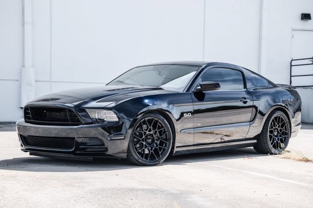 Used 2014 Ford Mustang GT Premium w/ Comfort Package RWD image 3