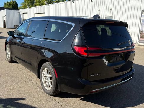 Used 2025 Chrysler Pacifica Select FWD image 11