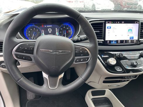 Used 2022 Chrysler Pacifica Touring-L image 7