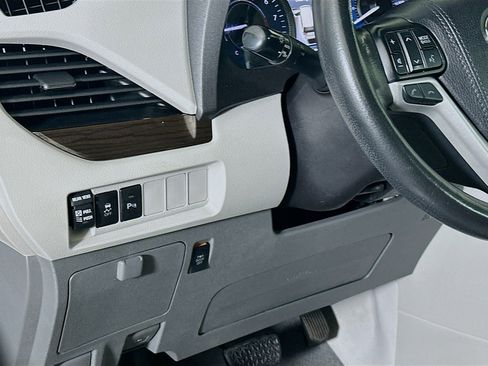 Used 2019 Toyota Sienna XLE image 17