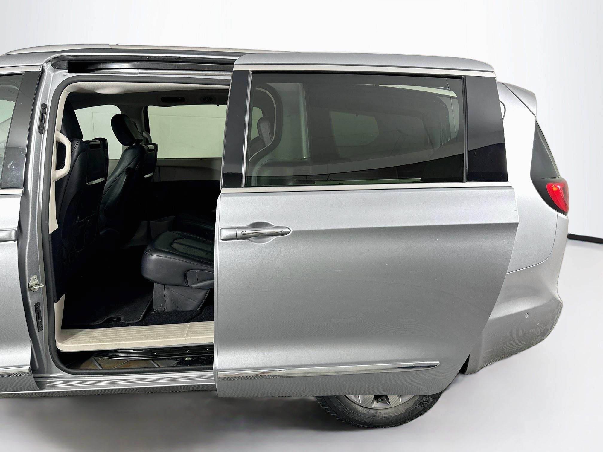 Used 2019 Chrysler Pacifica Touring-L Plus w/ Advanced Safetytec Group FWD image 27