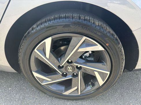New 2025 Hyundai Elantra Limited image 19