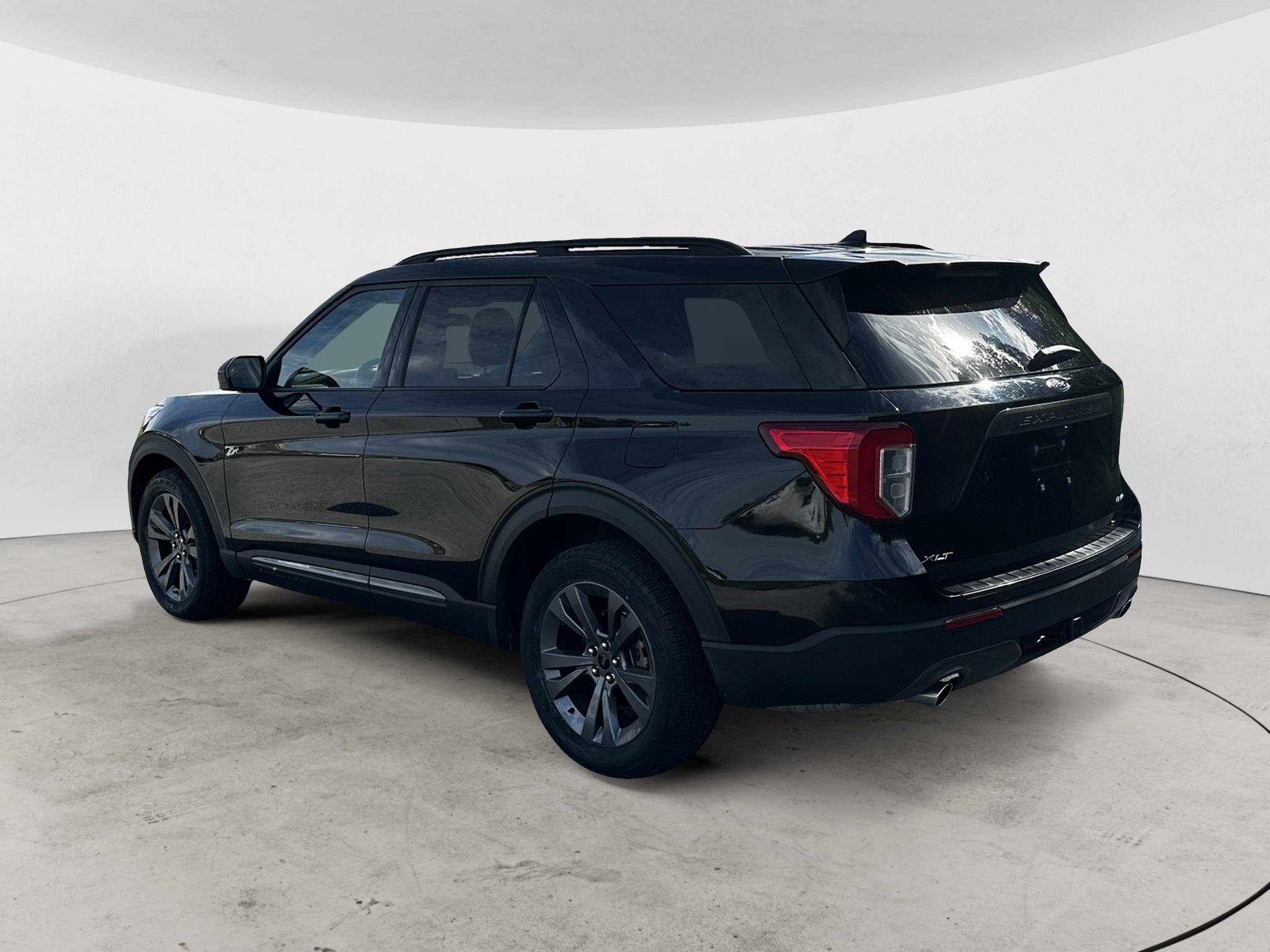 Used 2023 Ford Explorer XLT w/ Equipment Group 202A AWD/4WD image 9