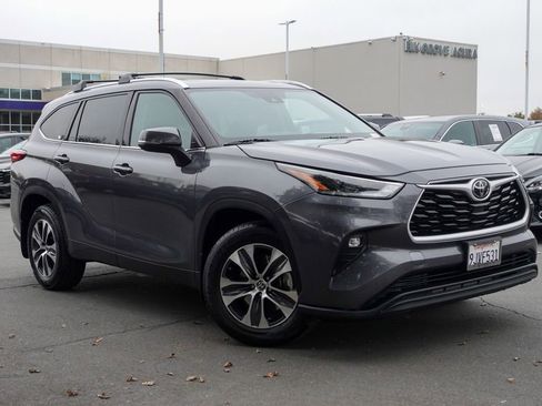 Used 2021 Toyota Highlander XLE image 5