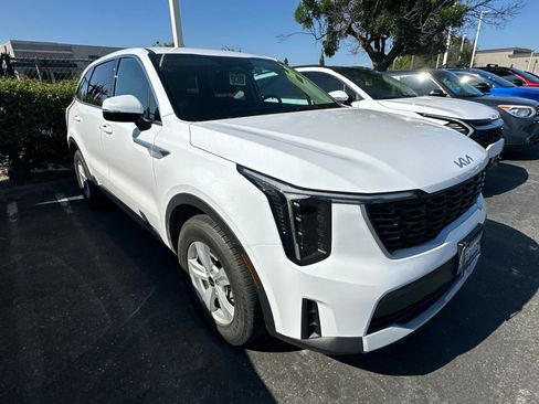 Used 2024 Kia Sorento LX FWD image 2