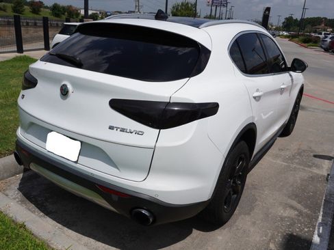 Used 2018 Alfa Romeo Stelvio AWD image 4