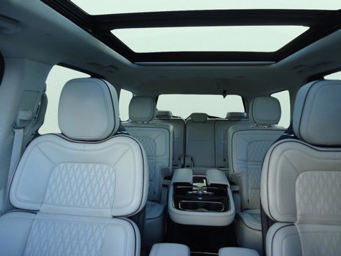 Used 2020 Lincoln Navigator Black Label w/ Cargo Convenience Package image 36