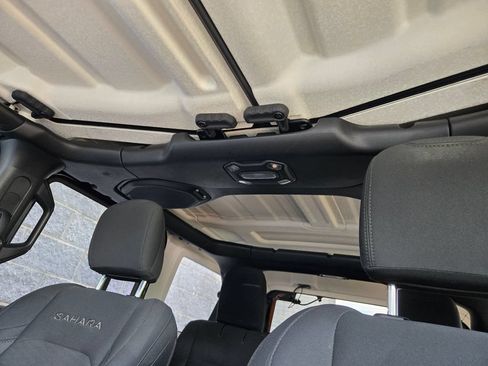 Used 2018 Jeep Wrangler Unlimited Sahara AWD/4WD image 31