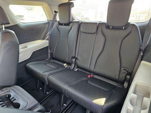 Used 2023 Kia Carnival LX image 17