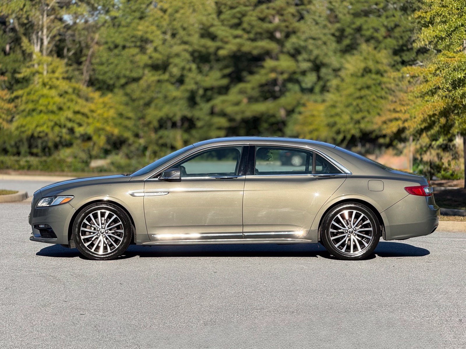Used 2017 Lincoln Continental Select FWD image 9