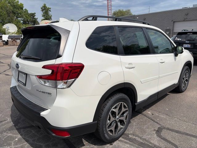 Used 2023 Subaru Forester Premium AWD/4WD image 3