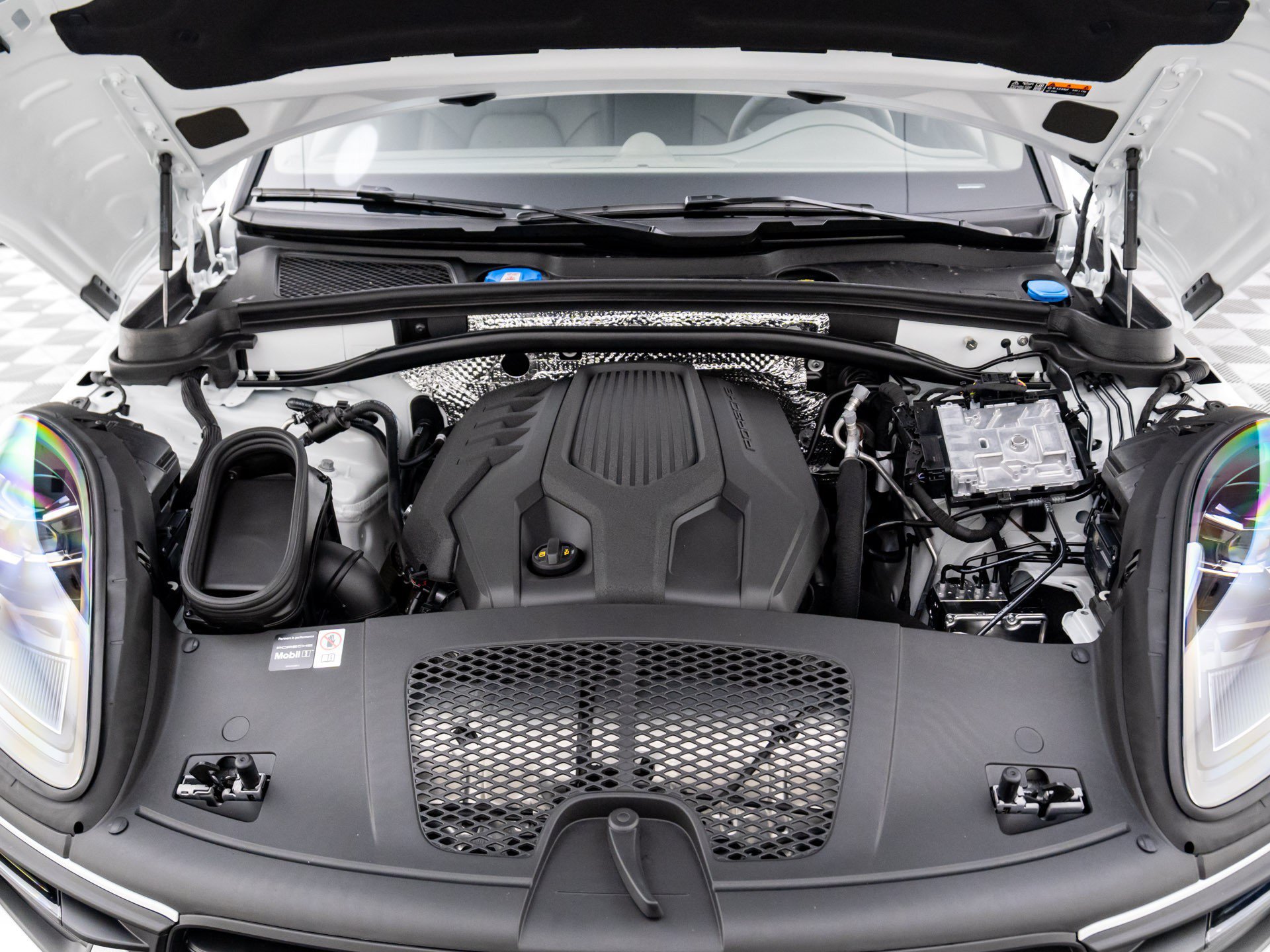 Certified 2026 Porsche Macan AWD/4WD image 29