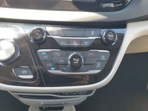 Used 2024 Chrysler Voyager LX image 23