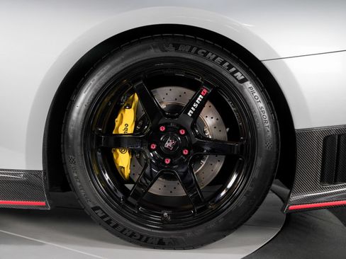 Used 2018 Nissan GT-R NISMO AWD/4WD image 19