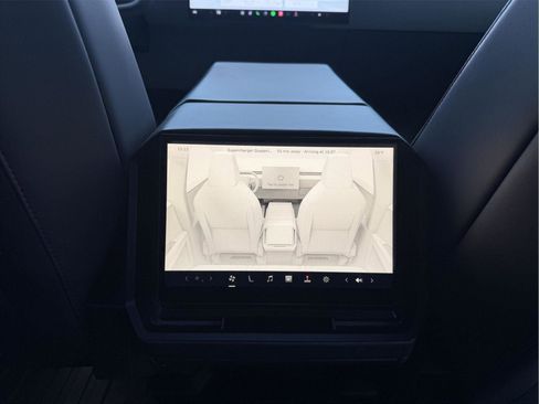 Used 2024 Tesla Cybertruck AWD Crew Cab image 32