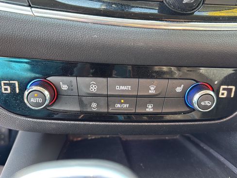Used 2019 Buick Enclave Essence AWD/4WD image 17
