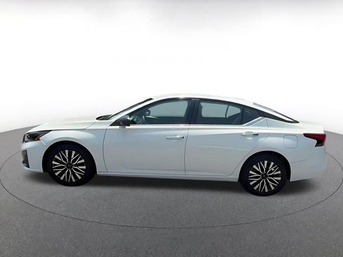 Used 2025 Nissan Altima 2.5 SV FWD image 9