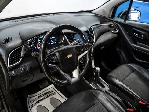 Used 2022 Chevrolet Trax LT w/ LT Convenience Package AWD/4WD image 3