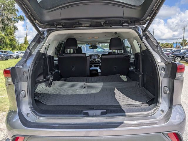 Used 2021 Toyota Highlander XLE FWD image 13