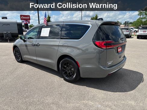 Used 2025 Chrysler Pacifica Select FWD image 3