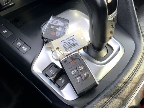 Used 2018 Jaguar E-PACE SE image 28