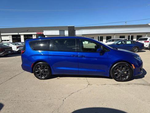 Used 2020 Chrysler Pacifica Touring w/ S Appearance Package image 5