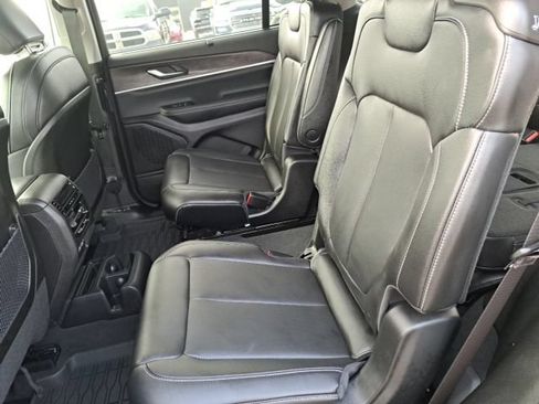 Used 2023 Jeep Grand Cherokee L Limited w/ Luxury Tech Group II AWD/4WD image 12