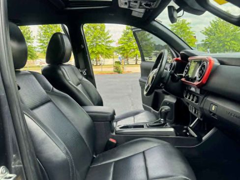 Used 2019 Toyota Tacoma TRD Off-Road AWD/4WD image 11