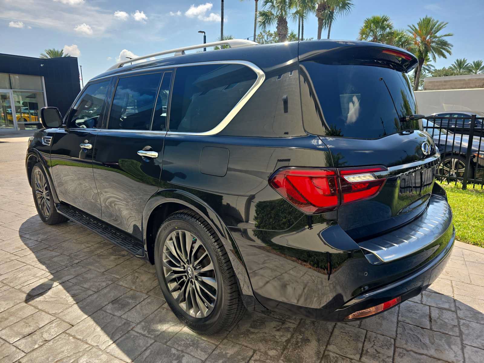 Used 2023 INFINITI QX80 Premium Select w/ Cargo Package RWD image 6