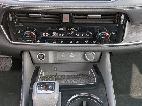 Used 2022 Nissan Rogue Platinum w/ Head-Up Display Package image 32