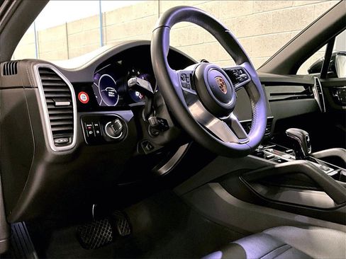 Certified 2023 Porsche Cayenne image 4