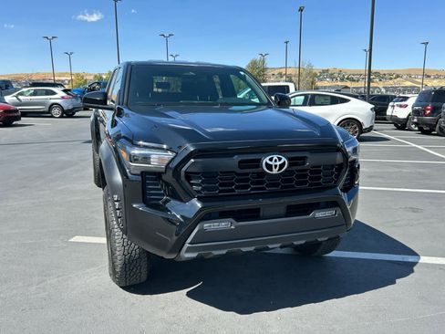 Used 2025 Toyota Tacoma TRD Off-Road image 5