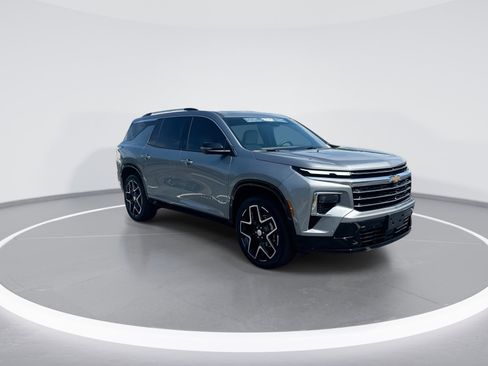 Used 2026 Chevrolet Traverse High Country w/ LPO, Floor Liner Package FWD image 2