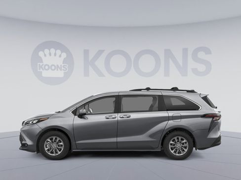 New 2026 Toyota Sienna XLE image 4