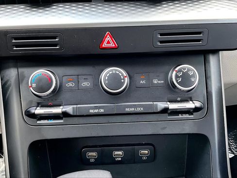 Used 2023 Kia Carnival LX image 32