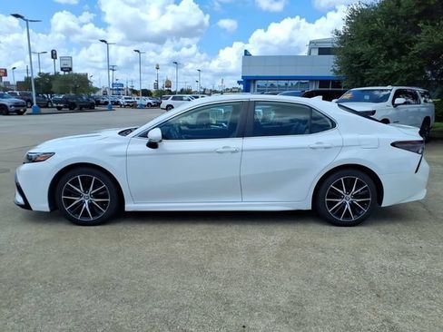 Used 2023 Toyota Camry SE FWD image 8